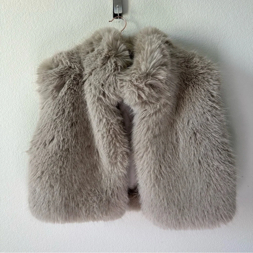ALO YOGA Opulent Faux Fur Cropped Vest in Oat Beige SZ M - Picture 3 of 8